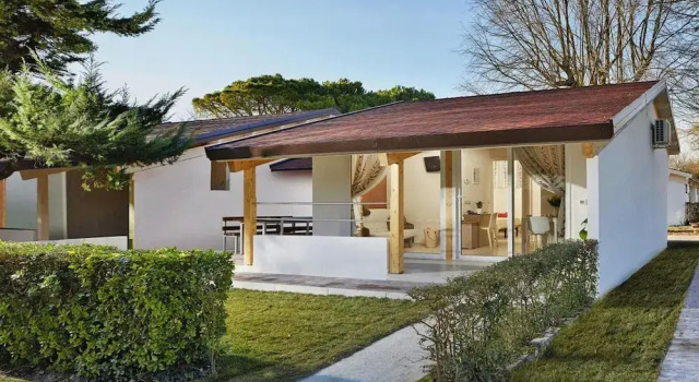 Bungalow in Caorle With Garden Furniture, Book Feriehus Hoteller i Friuli Venezia Giulia med parkering, Parkering