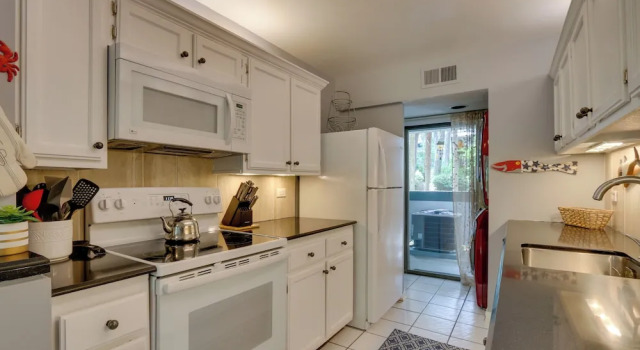 Апартаменты Serene Hilton Head Island Condo w/ Community Pool!