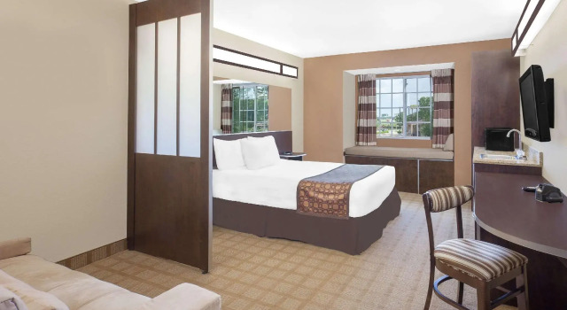 Двухместный люкс Microtel Inn & Suites by Wyndham Manchester - Newly Renovated