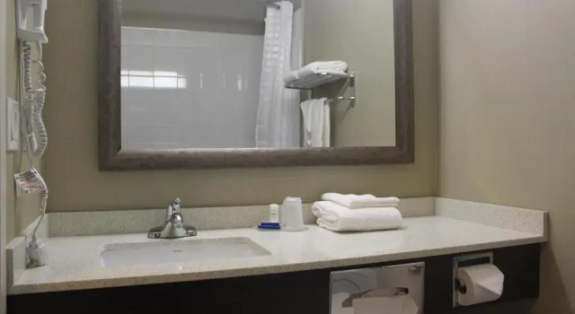 Номер Standard Meridian Inn & Suites Lloydminster