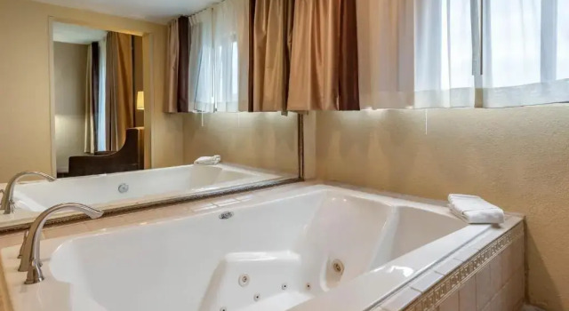 Люкс Comfort Inn Madison near Clifty Falls