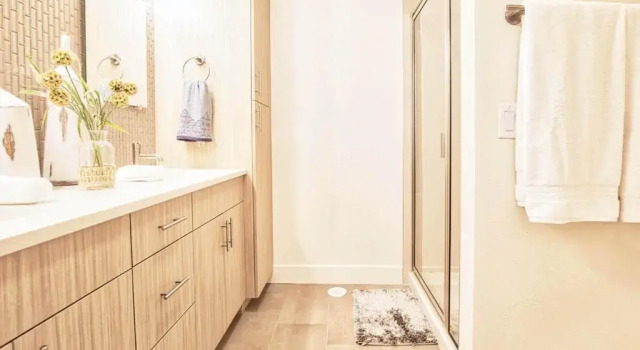 Beautiful 3 Bedroom Townhouse in Old Town North, Brewery District, Rezerwuj Hotel Hotele w Fort Collins z parkingiem, Parking