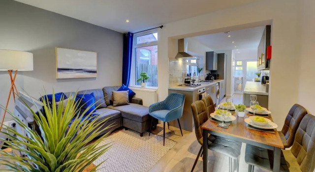 Luxurious 5 Bedroom - 5 Bathroom House W/ Garden, Varaa Hotelli Coventry West Midlands