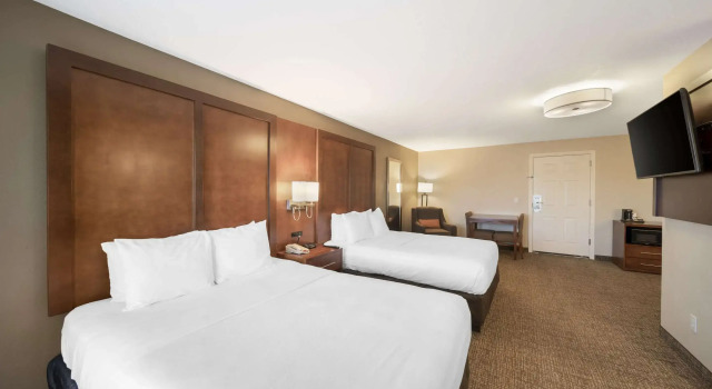 Четырёхместный номер Standard Comfort Suites Red Bluff near I-5