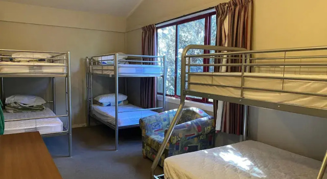 Кровать в общем номере Lake Tekapo Village Motel