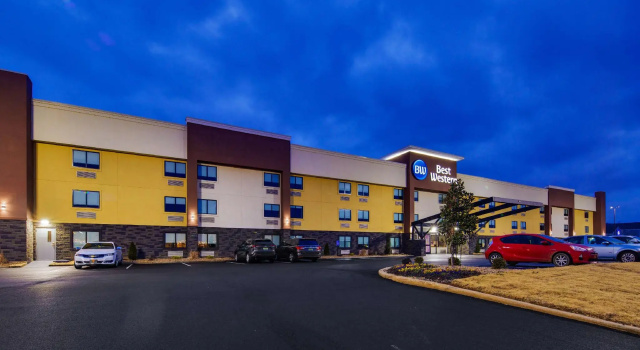 Кровать в общем номере Best Western Huntsville