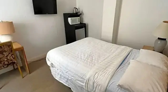 Кровать в общем номере Nash Hotel