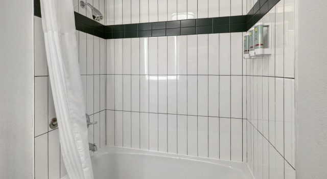 Четырёхместный номер Standard с балконом Best Western Portland West Beaverton