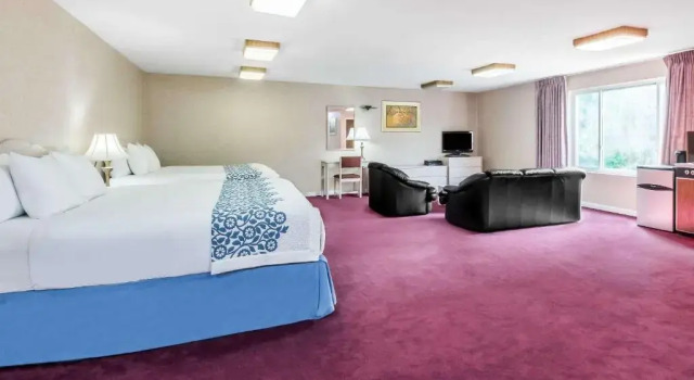 Четырёхместный номер Standard Days Inn Hicksville - Long Island