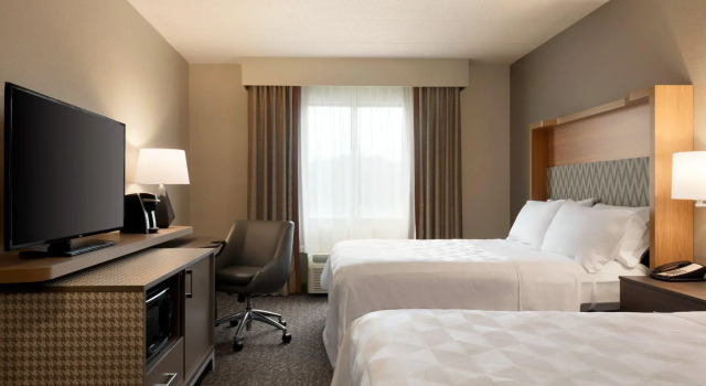 Четырёхместный номер Standard Holiday Inn Hotel & Suites Council Bluffs I-29 by IHG