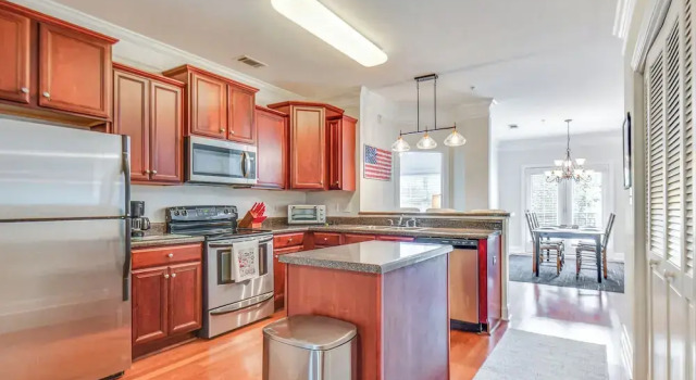 Апартаменты 1 Mi to Uga: Charming Athens Condo w/ Balconies!