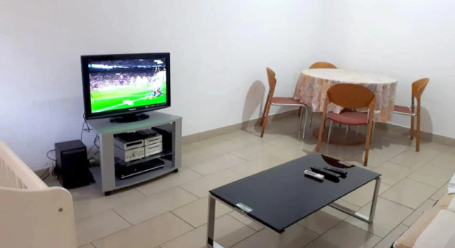 One bedroom appartement with balcony and wifi at Douala, Réserver Appartement Hôtels à Douala avec parking, Parking