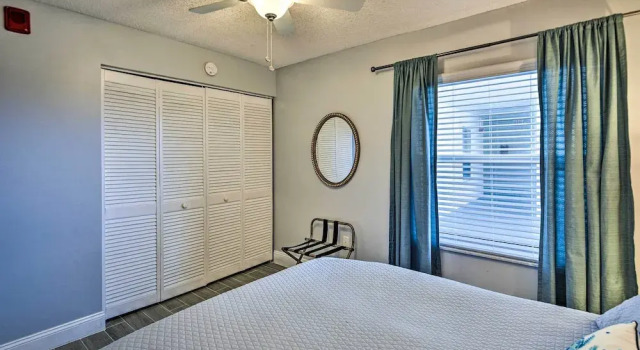 Oceanfront Condo Rental Near Daytona Speedway, Book Lejlighed Hoteller i Ormond-by-the-Sea med parkering, Parkering