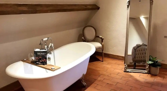 Коттедж Luxury Secluded Chateau With Pool and hot tub