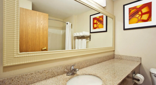 Четырёхместный номер Standard Holiday Inn Express Hotel & Suites Columbus-Groveport by IHG