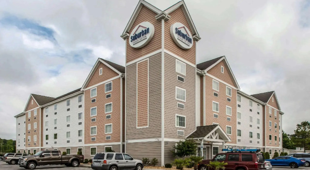 Кровать в общем номере Suburban Studios Near Camp Lejeune