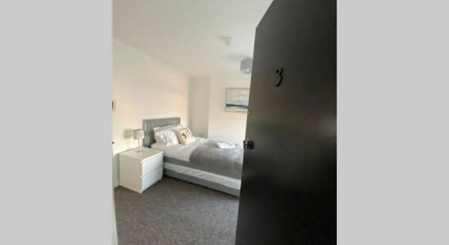 Contemporary 2 Floor Flat with Sea Views!