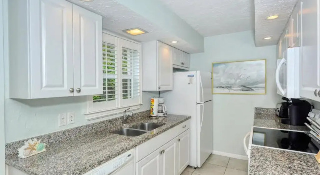 Апартаменты LaPlaya 201C Breathtaking Gulf panorama from this corner end unit with a private stairway to the beach