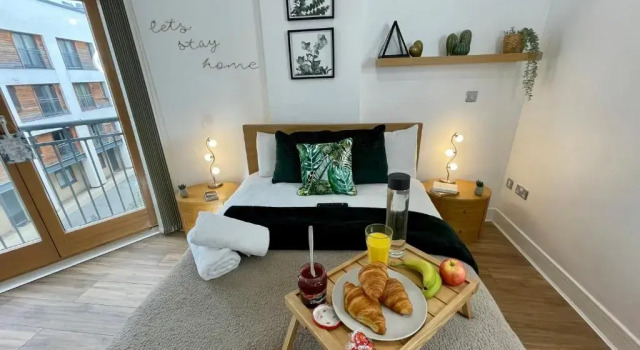 Stylish Luxe Apartment in City Centre w/ Netflix, Забронировать Апартаменты/квартира Отели Бирмингема с парковкой, рядом с Океанариум «Национальный центр морской жизни», Парковка