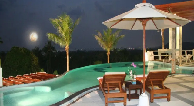 Кровать в общем номере Koh Samui Tower