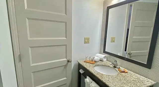Двухместный люкс Country Inn & Suites by Radisson, Roanoke Rapids, NC