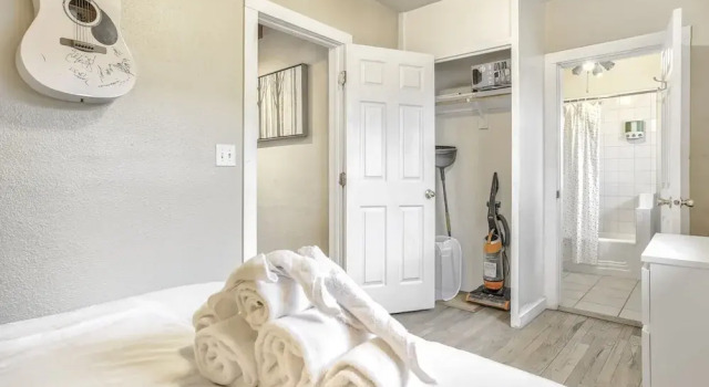 2BR Central Location Big Backyard & Dog Friendly!