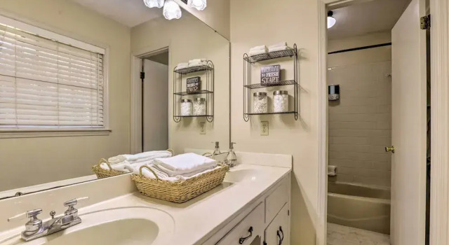 Коттедж с 3 комнатами Quiet Dothan House With Fenced Yard + Fire Pit!
