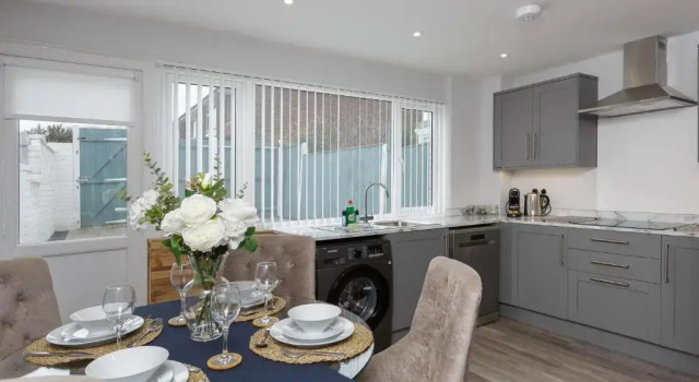 Коттедж Oliverball Serviced Apartments - Castle View - Port Solent Stunning Waterfront House