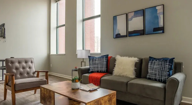Downtown 1 & 2 BR Apt with Kitchen by Frontdesk, Забронировать Апартаменты/квартира Апартаменты Кливленда, рядом с Торговый комплекс Galleria at Erieview, Апартаменты/квартира