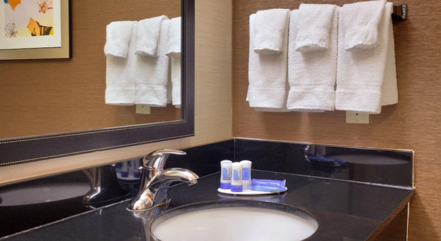 Двухместная студия Fairfield Inn & Suites by Marriott Gillette