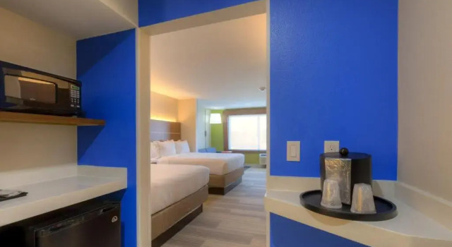 Четырёхместный номер Standard Holiday Inn Express & Suites Tulsa Midtown by IHG