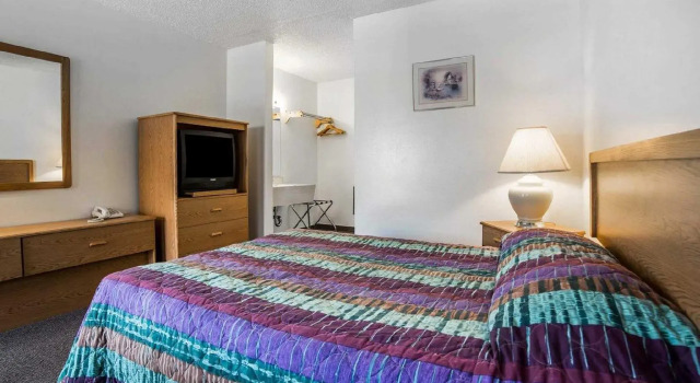 Двухместный номер Standard c 1 комнатой Rodeway Inn & Suites