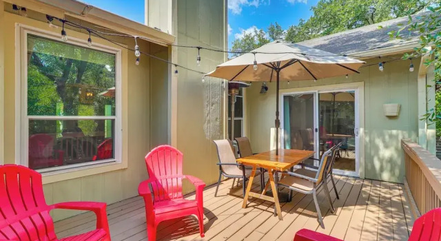 Коттедж Deck & Greenbelt Access: Lovely Austin Home