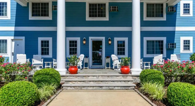 Апартаменты Commander Beach House Hotel