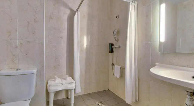 Четырёхместный номер для людей с ограниченными возможностями B&B HOTEL Bayonne Tarnos
