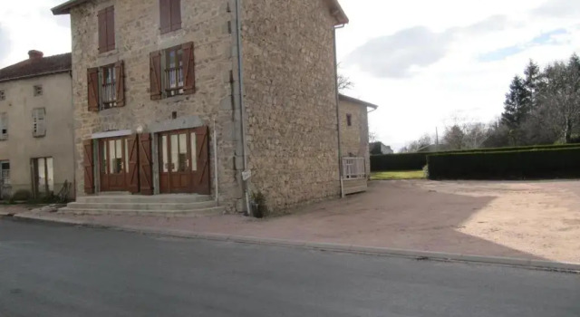 **Charmant Atelier Rénové, Jardin & Terrasse, Proche Ski et Vichy** - FR-1-489-140, Prenota Hotel Hotel a Alvernia con parcheggio, Parcheggio