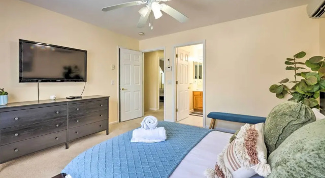 Bright Tobyhanna Home w/ Hot Tub & Fire Pit!, Buchen Sie Hotel Tobyhanna 