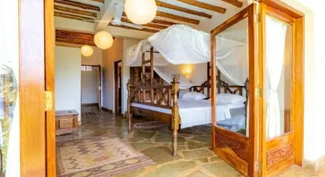 Luxury villa 400m from the beach, Book Villa Hotels in Coast Region with Parking, Parking