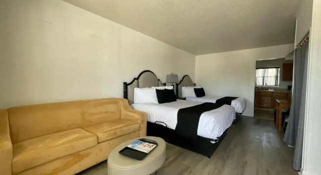 Holiday Isles Resort, Забронировать Курортный отель Курортные отели Мадейра-Бич, рядом с The Church by the Sea, Курортный отель