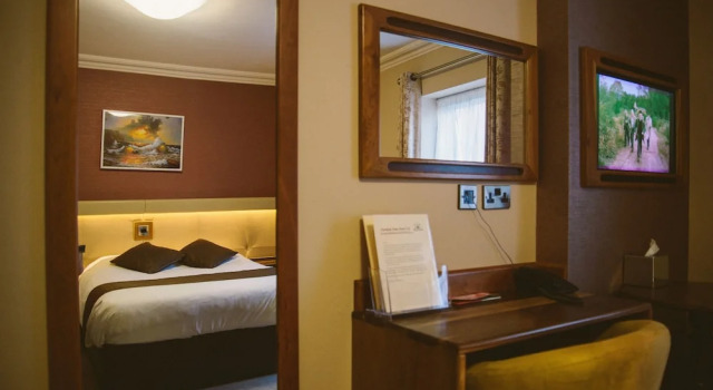 Farnham Arms Hotel, Book Hotel Cavan 