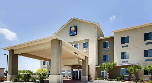 Четырёхместный номер Standard Comfort Inn & Suites Lakeside