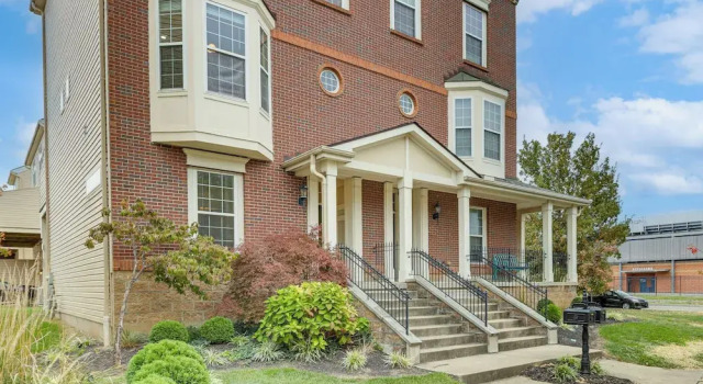 1 Mi to Dtwn Cincinnati: Spacious Townhome w/ Deck, Забронировать Апартаменты/квартира Апартаменты Цинциннати, рядом с TQL Stadium, Апартаменты/квартира