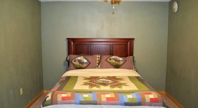 Comfortable Mountain Home near Everything yet Private, Забронировать Отель Отели Хендерсонвилл с парковкой, Парковка
