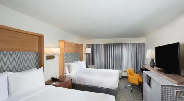 Четырёхместный номер Standard с видом на горы Holiday Inn Asheville East-Blue Ridge Pkwy by IHG