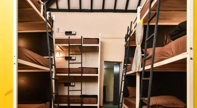 Кровать в общем номере The Hosteller Goa