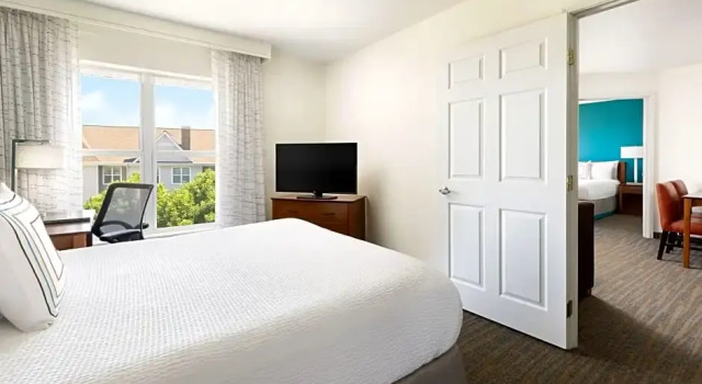 Четырёхместный люкс с 2 комнатами Residence Inn by Marriott Des Moines West at Jordan Creek Town Center