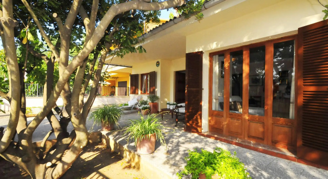 Well maintained house with garden 100m from the beach, patio, BBQ and wifi, 预订 度假屋 阿尔库迪亚 马略卡岛