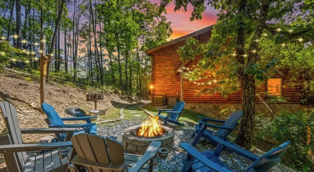 Коттедж с 3 комнатами с балконом Sevierville Cabin w/ Deck: Minutes to Pigeon Forge