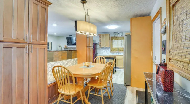 Charming Savage Home w/ Yard: 18 Mi to Minneapolis, Varaa Hotelli Hotellit Minnesota pysäköinnillä, Pysäköinti
