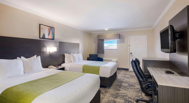 Четырёхместный номер Standard SureStay Hotel by Best Western Rockdale